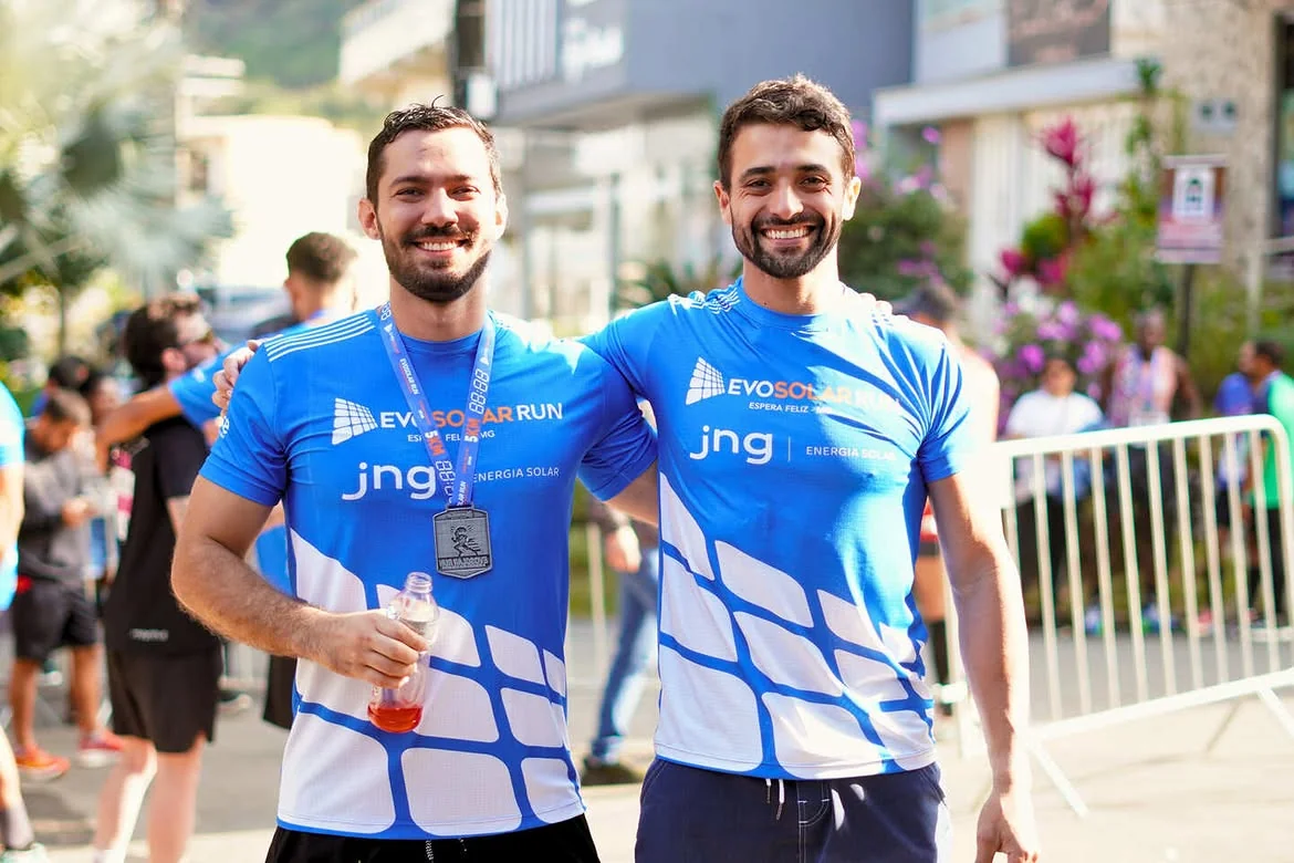 Rafael e Mauricio, fundadores da Evosolar, com as camisetas oficiais Evosolar Run em parceria com a JNG Energia Solar