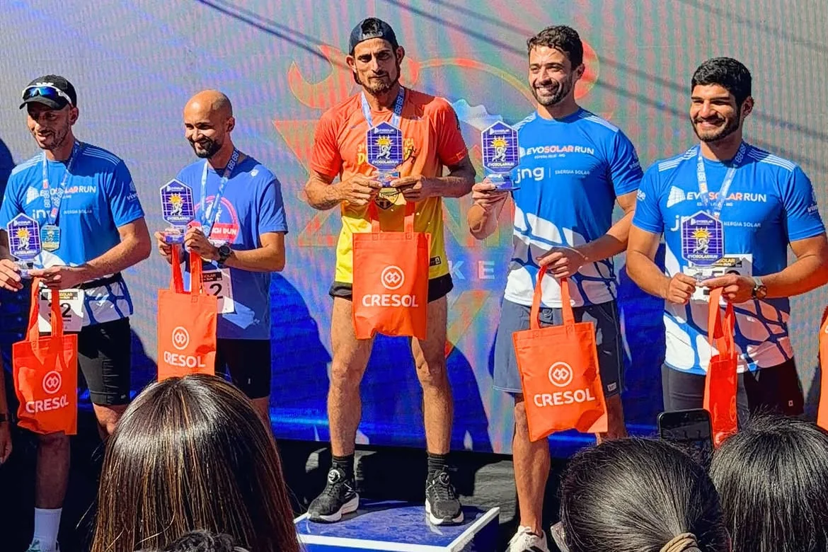 Pódio da Evosolar Run 2026 em Espera Feliz (MG) com atletas premiados e troféus