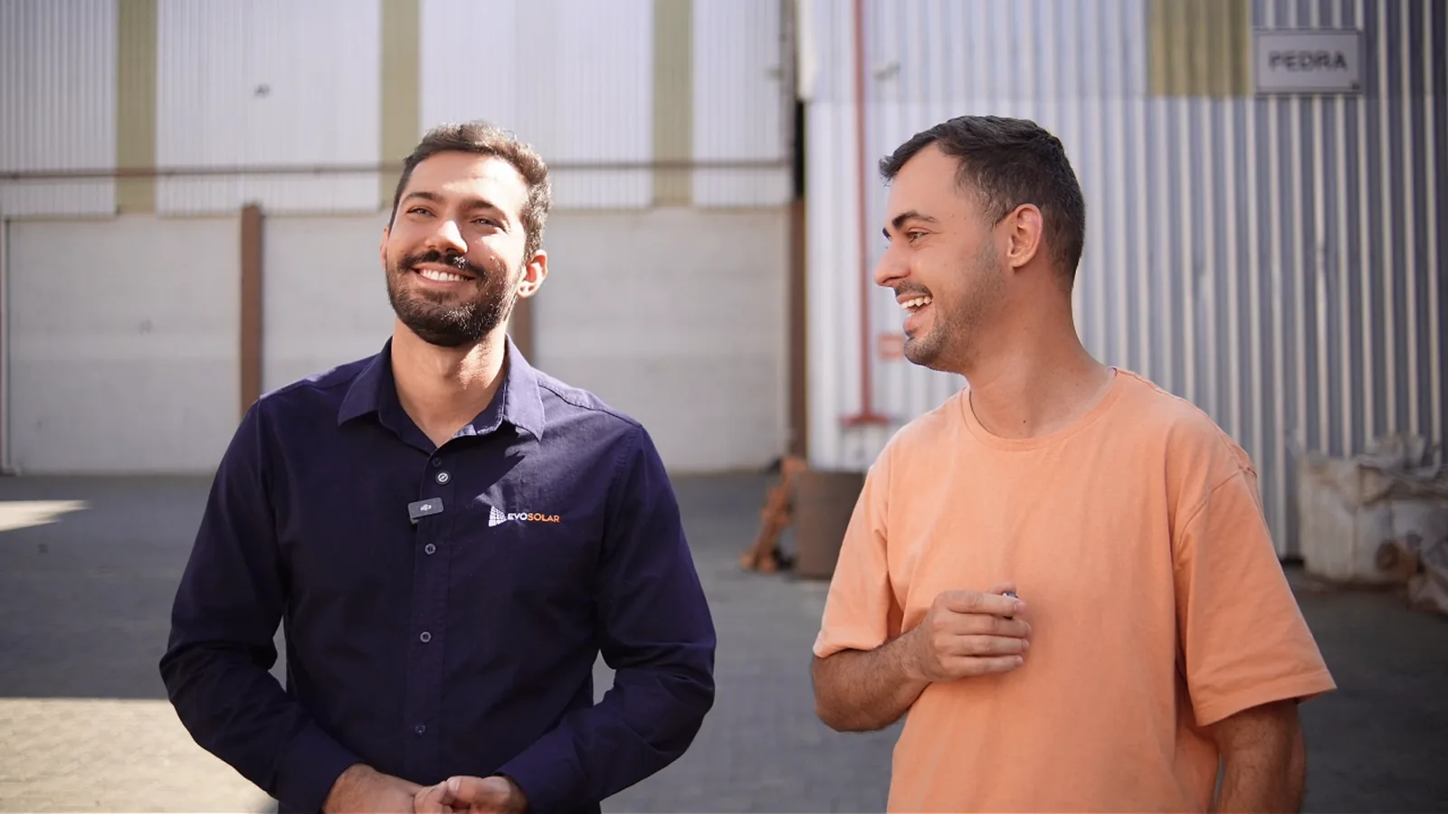 Rafael Lutterback, CEO da Evosolar, conversando com o eletricista responsável da TPJ em frente ao armazém em Espera Feliz (MG)